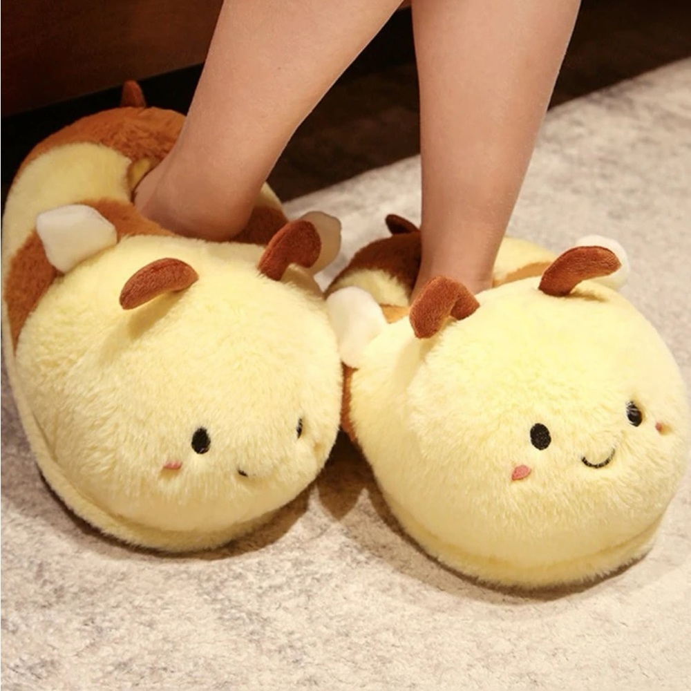 Bee Design Slippers ❤️ - Picture 2 of 4
